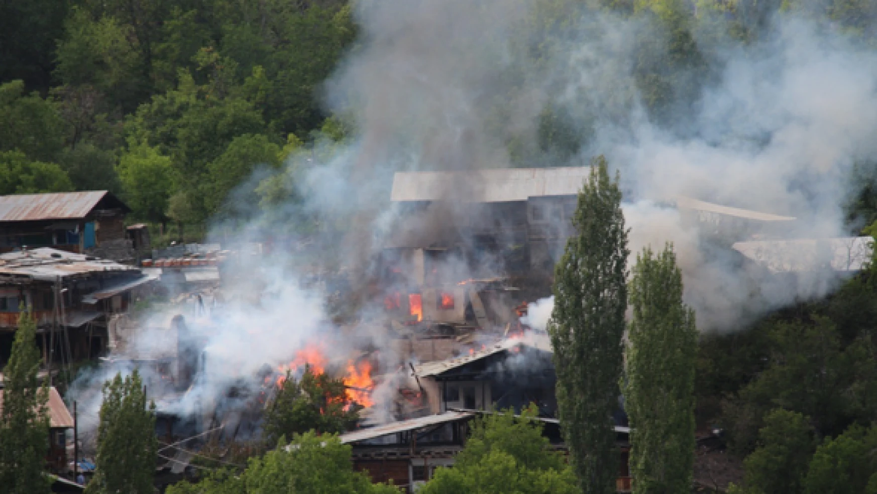 Erzurum'da korkunç yangın evler cayır cayır yanıyor