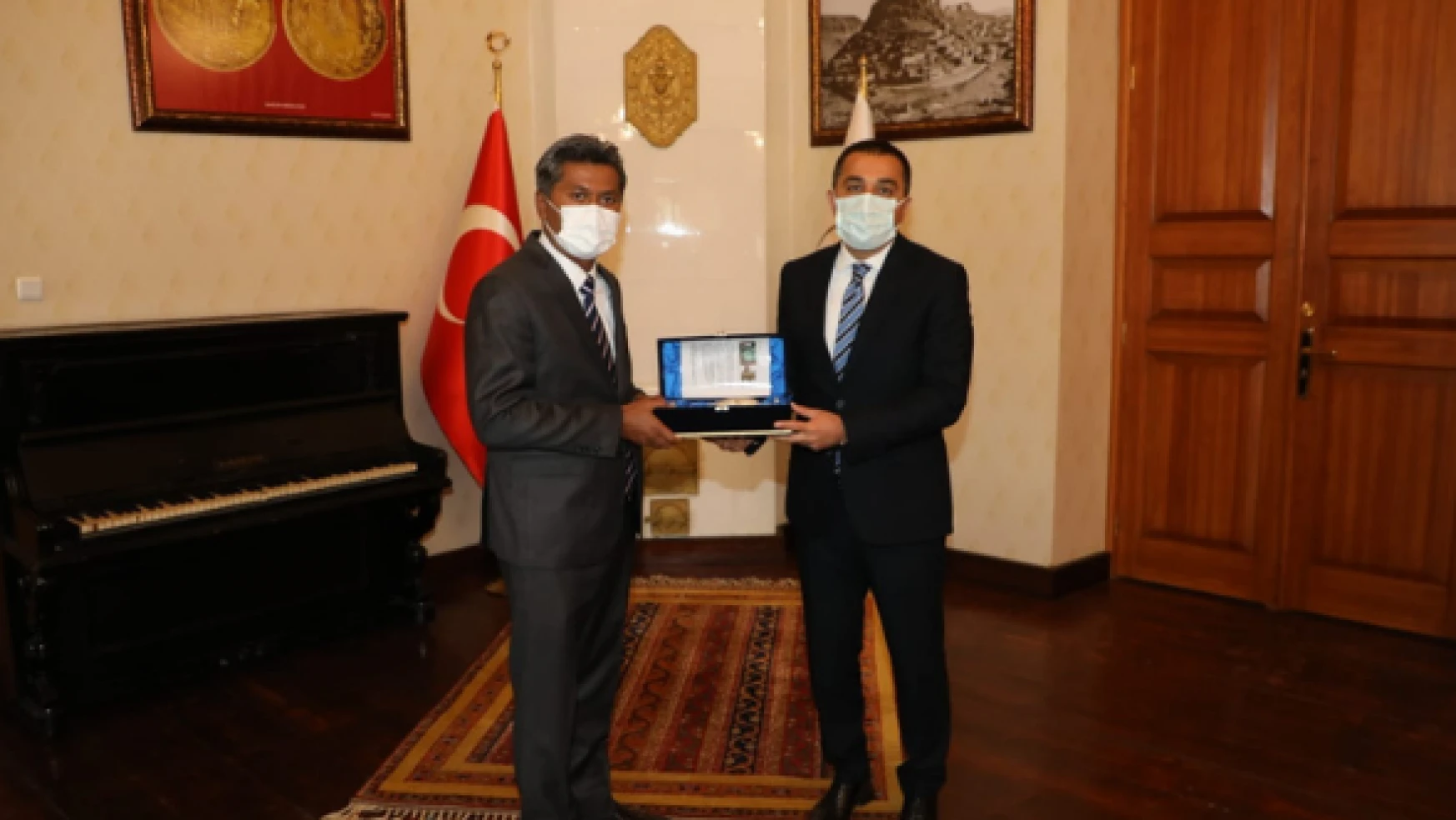 Sri Lanka Ankara Büyükelçisi Kars Valisi'ni ziyaret etti