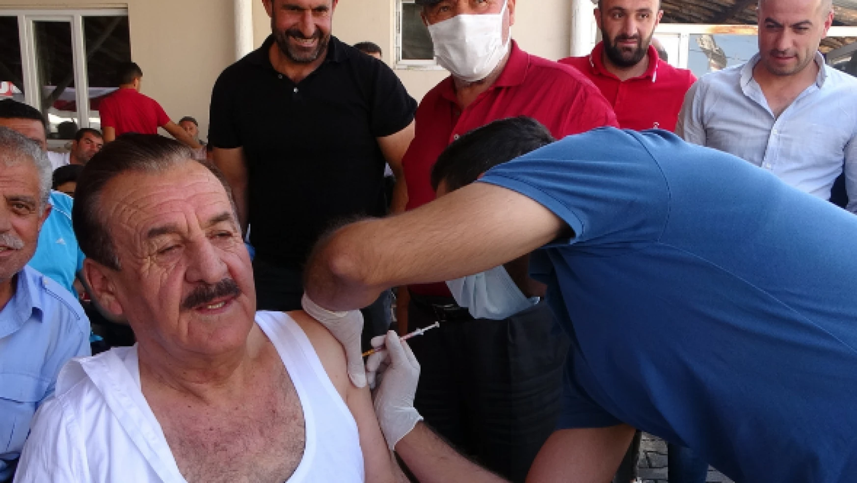 Vatandaş aşı olmayınca belediye başkanı kolları sıvadı
