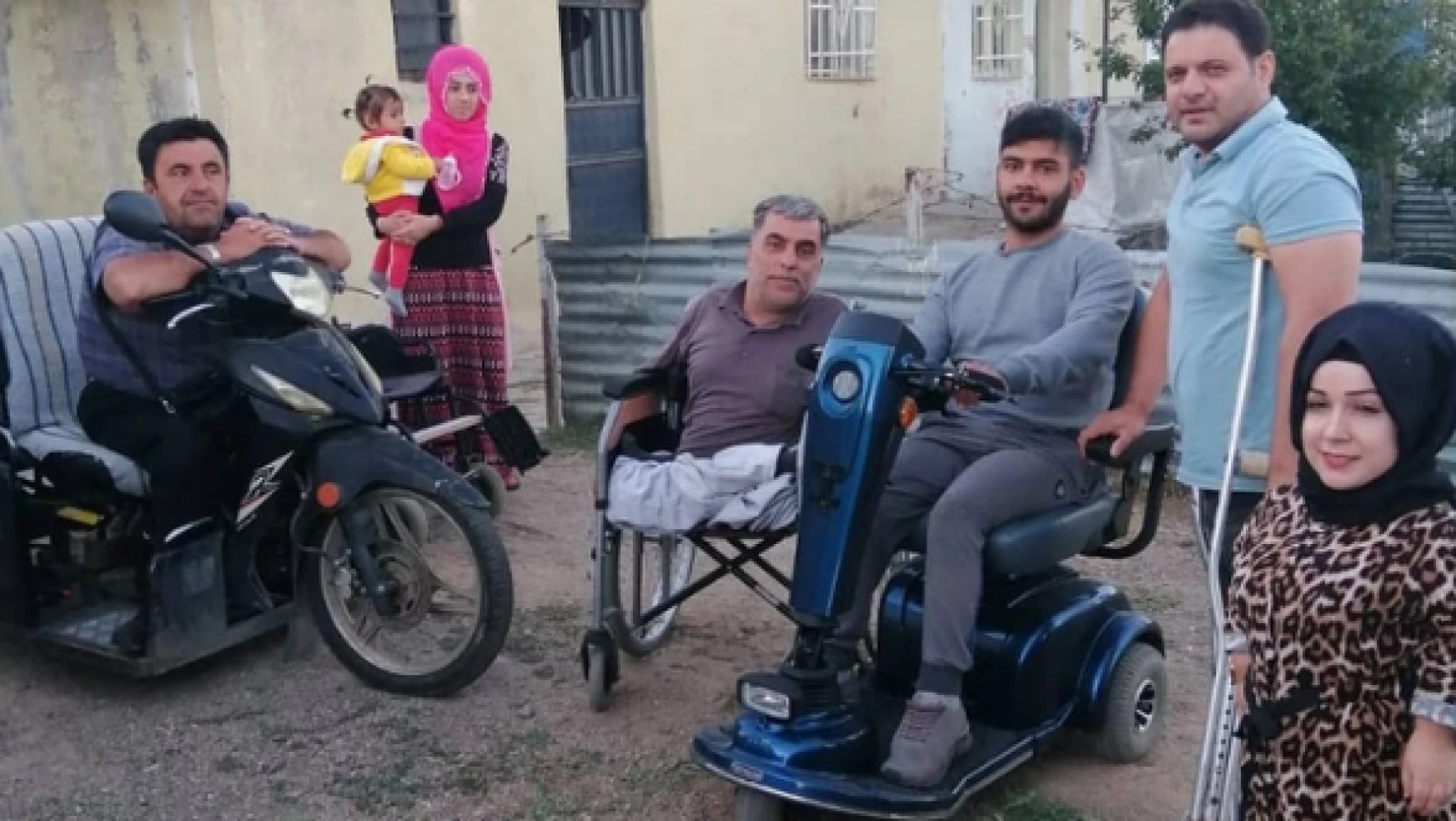 񟭕 Bingöl Kardeşlik Yılı' çerçevesinde engelli gence scooter hediye edildi