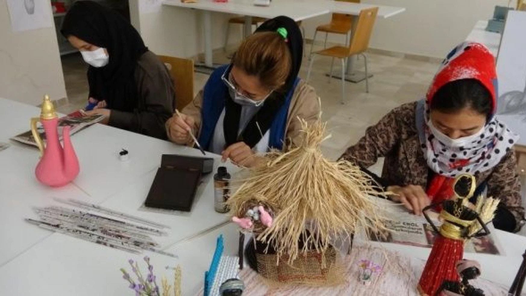 Afgan 3 Kız Kardeşin El sanatları İlgi Görüyor