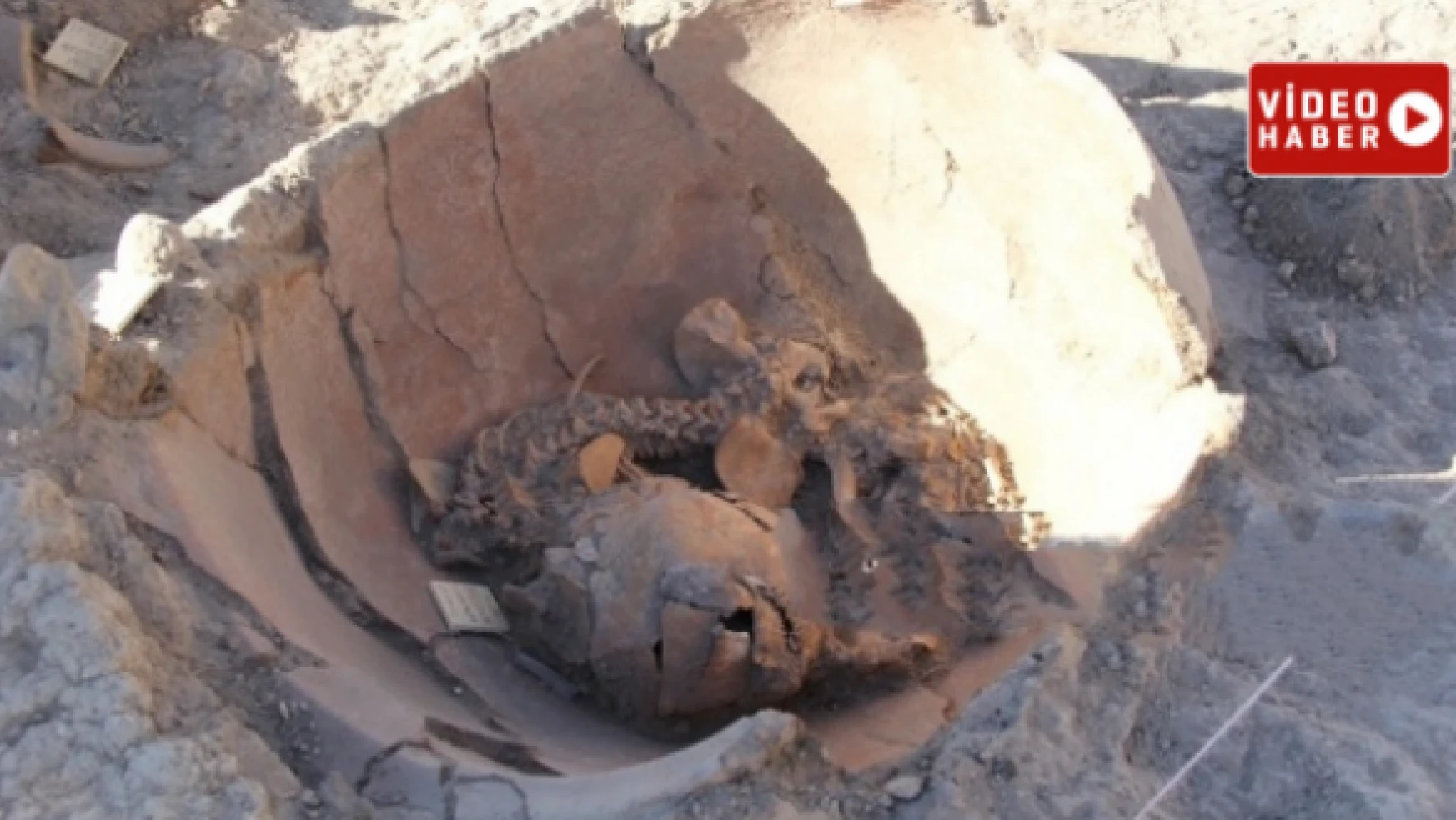 3 bin 600 yıllık  iki çocuk iskeleti bulundu