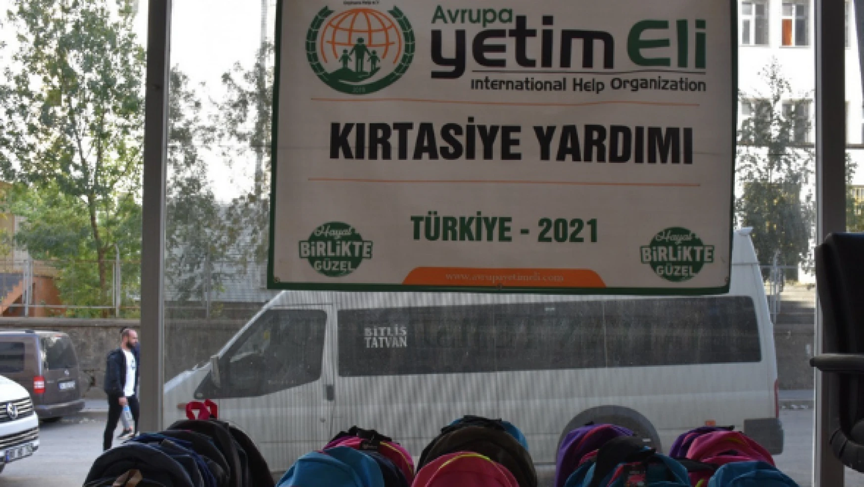 Avrupa Yetim Eli'nden Bitlisli çocuklara kırtasiye yardımı