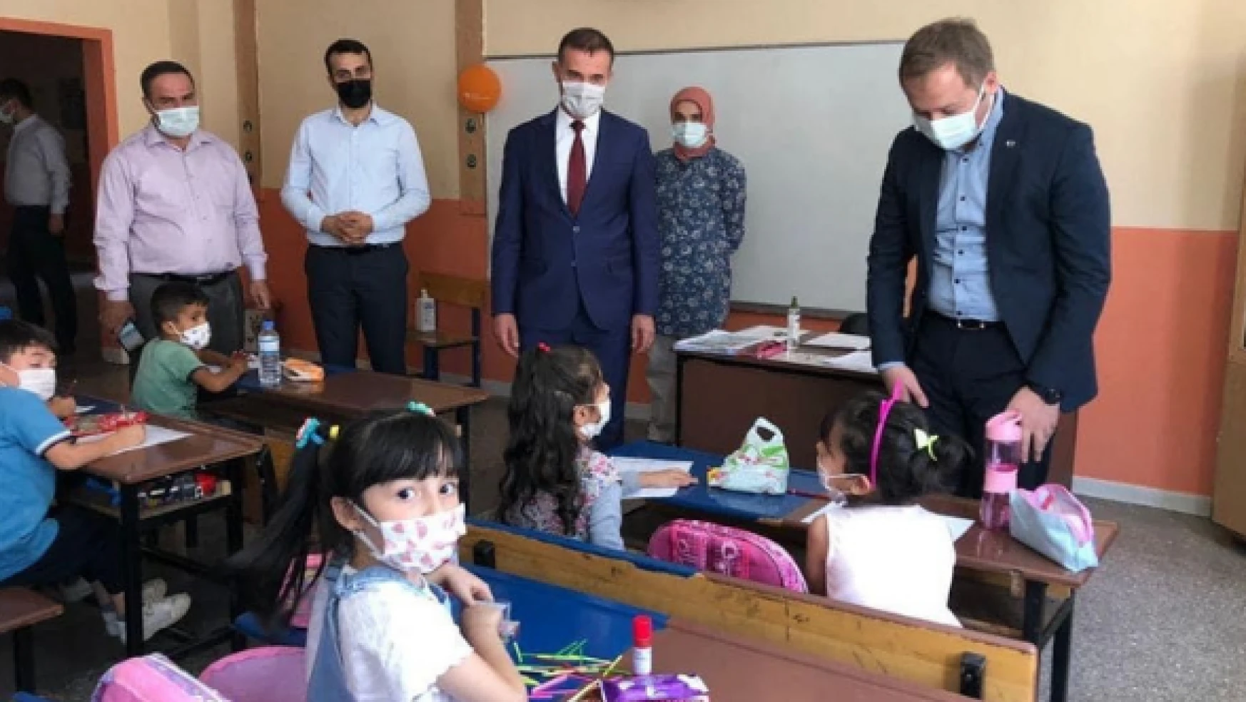 Bitlis Hizan Kaymakamı Muhammed İkbal Yelek'ten çocuklara ziyaret