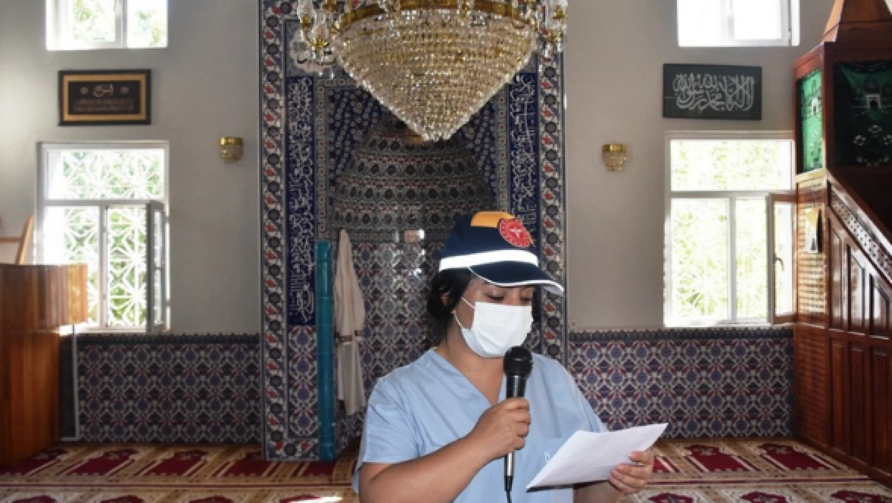 Bitlis'te kadın sağlık çalışanı camiden aşı anonsu yaptı