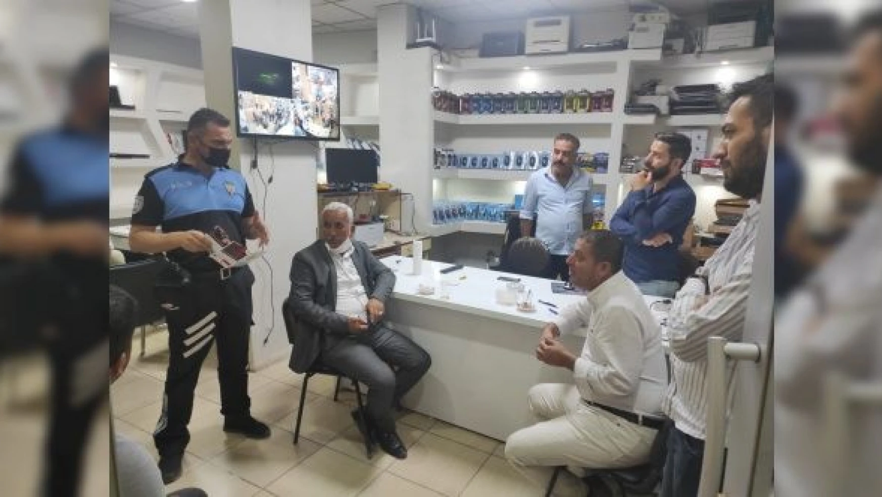 Cizre'de polisler güvenlik önlemleri konusunda vatandaşları bilinçlendiriyor