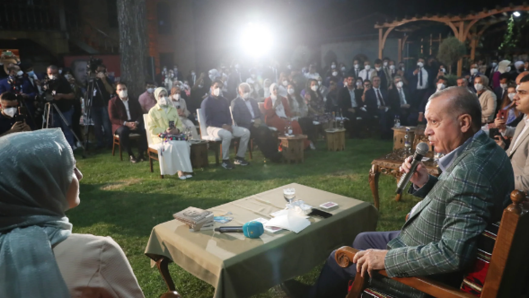 Cumhurbaşkanı Erdoğan Gençlerle Şiir Gecesi programına katıldı