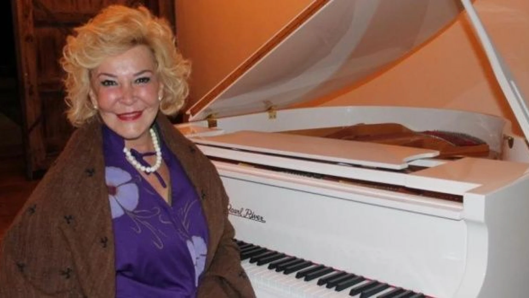 Devlet sanatçısı piyanist Gülsin Onay, Bayburt'ta  konser verdi