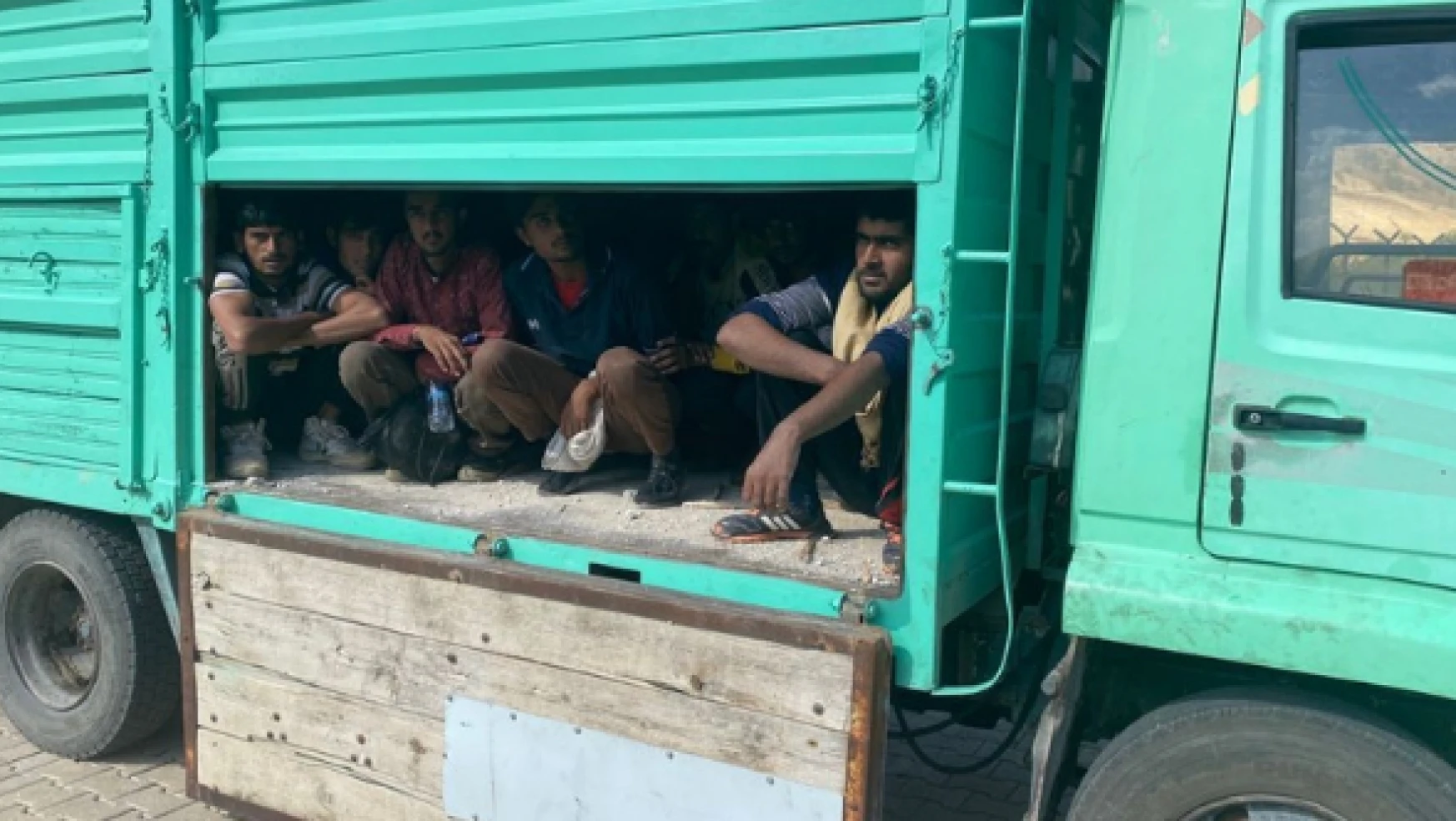 'Dur' ihtarına uymayan araçtan göçmenler çıktı