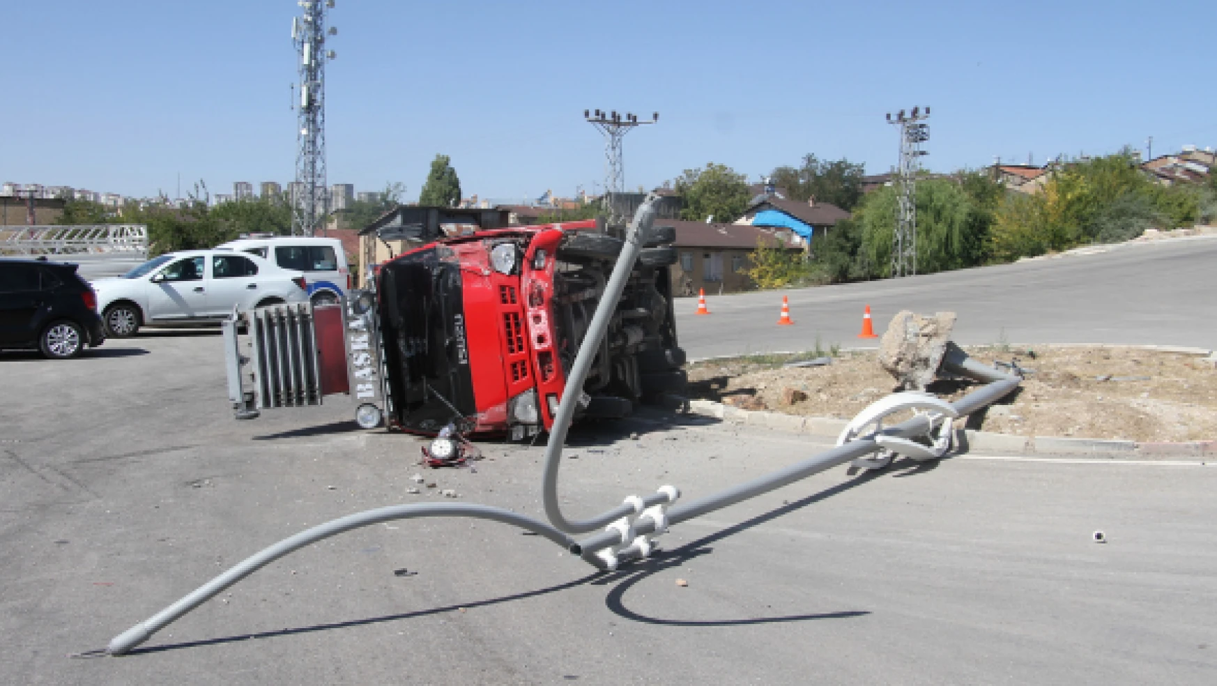 Elazığ'da kaza: kamyon yan yattı