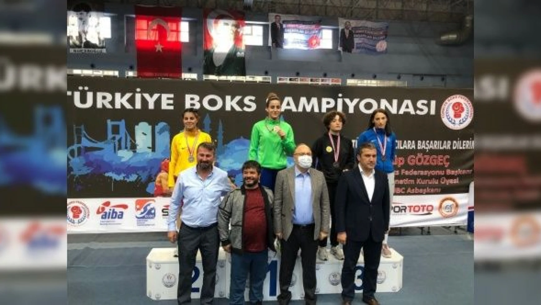 Elazığlı 3 sporcu Büyükler Ferdi Boks Türkiye Şampiyonası'na damgasını vurdu