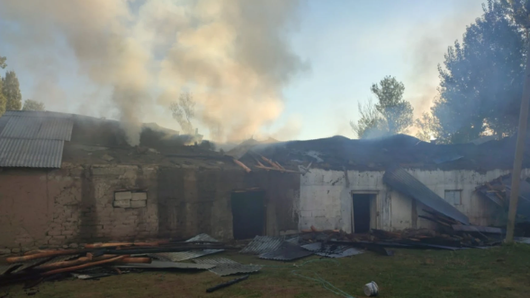 Erciş'te çıkan yangın bir evi kül etti