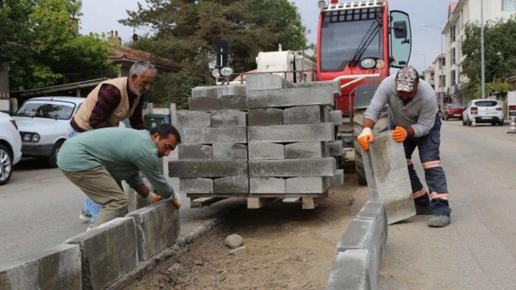 Erzincan'da yol yapım ve onarım çalışmaları devam ediyor