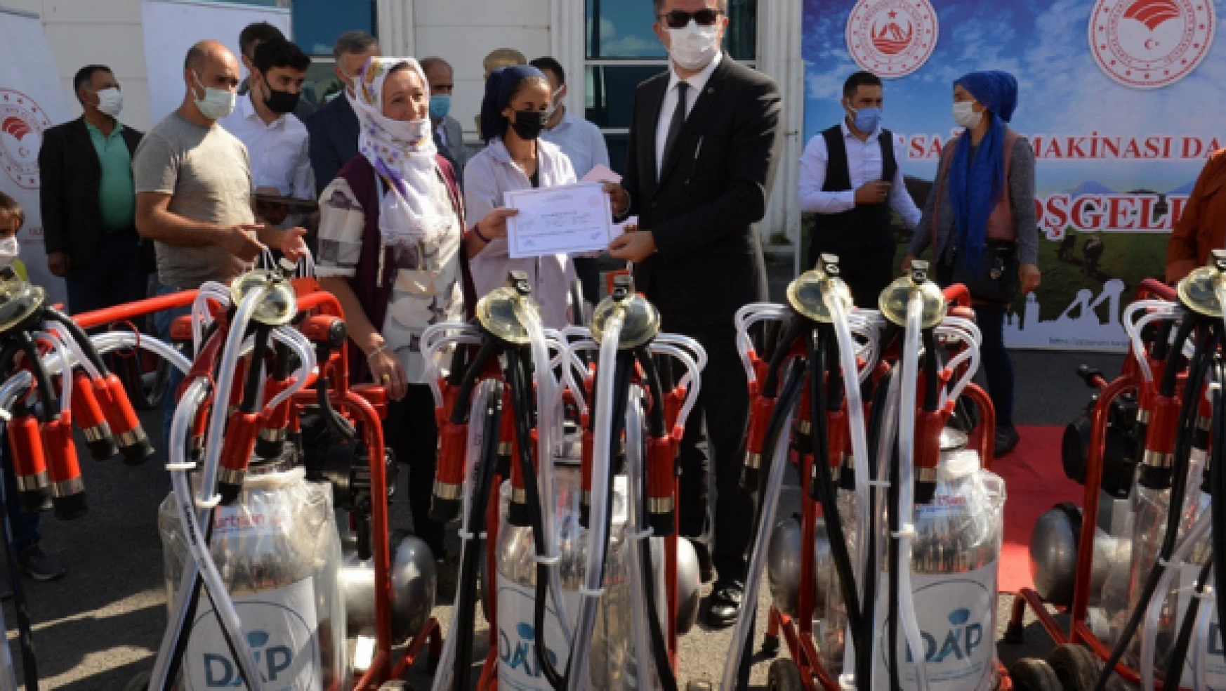 Erzurum'da 89 kadın çiftçiye, süt sağım makinesi verildi