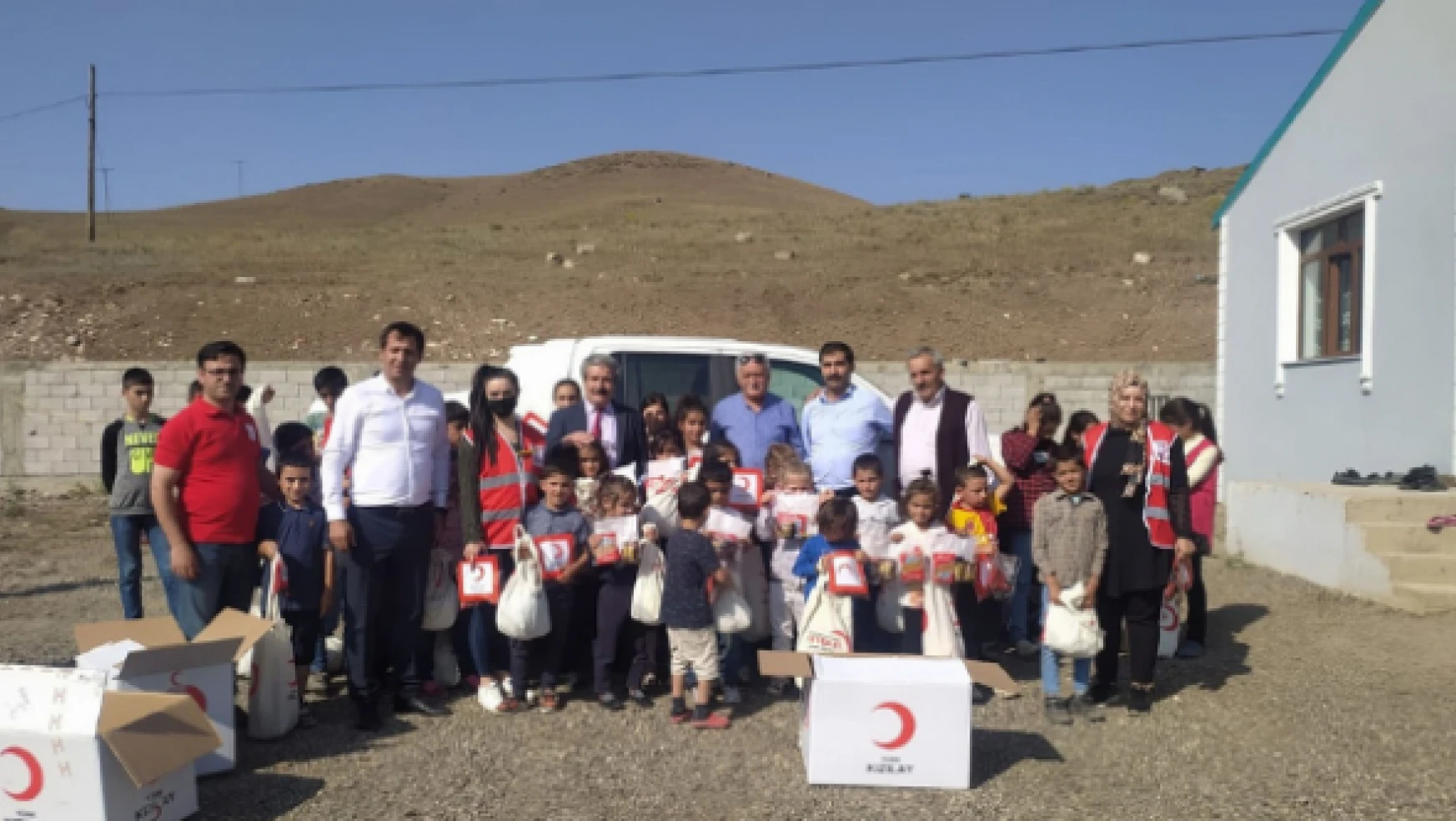 Erzurum Türk Kızılay Şubesi'nden ihtiyaç sahibi öğrencilere yardım