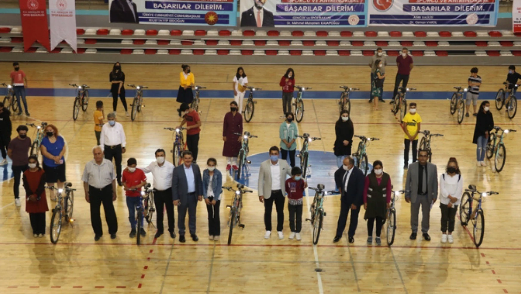 Bakan Kasapoğlu'ndan Ağrılı öğrencilere bisiklet