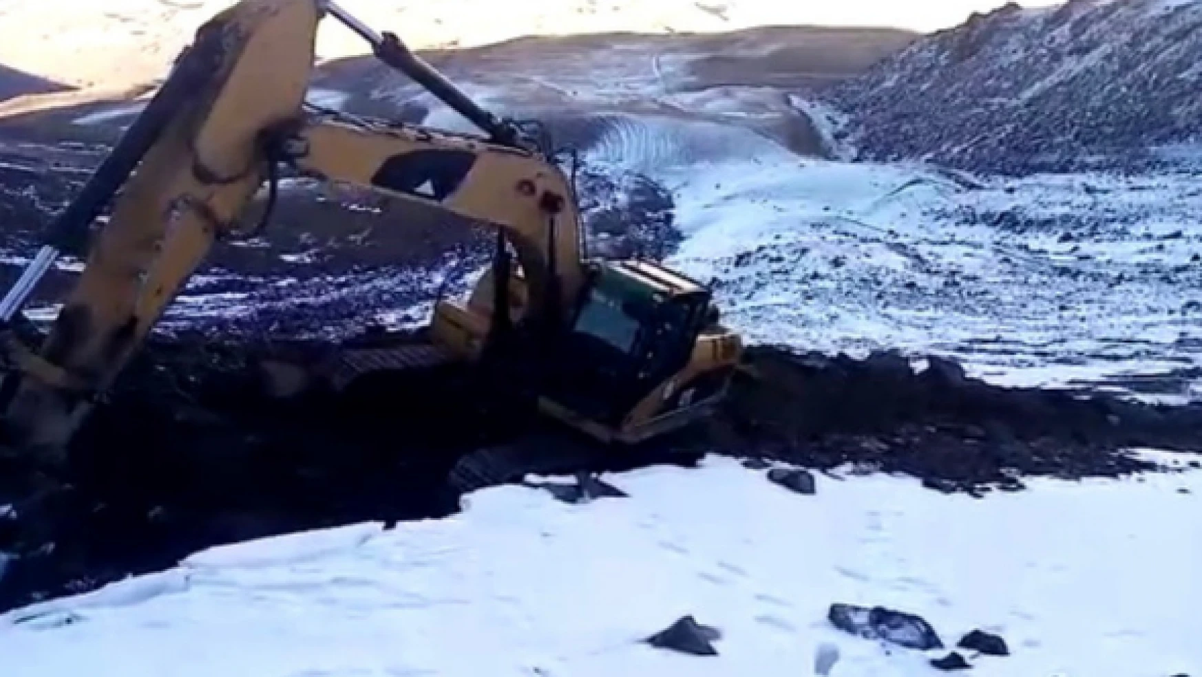Kar yolları kapatınca köylere su götürmek zorlaştı