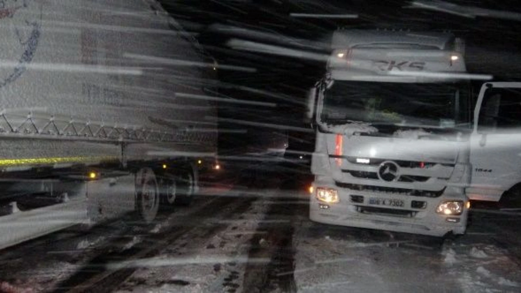 Kar ve tipi nedeniyle yol kapandı, TIR'lar yolda mahsur kaldı