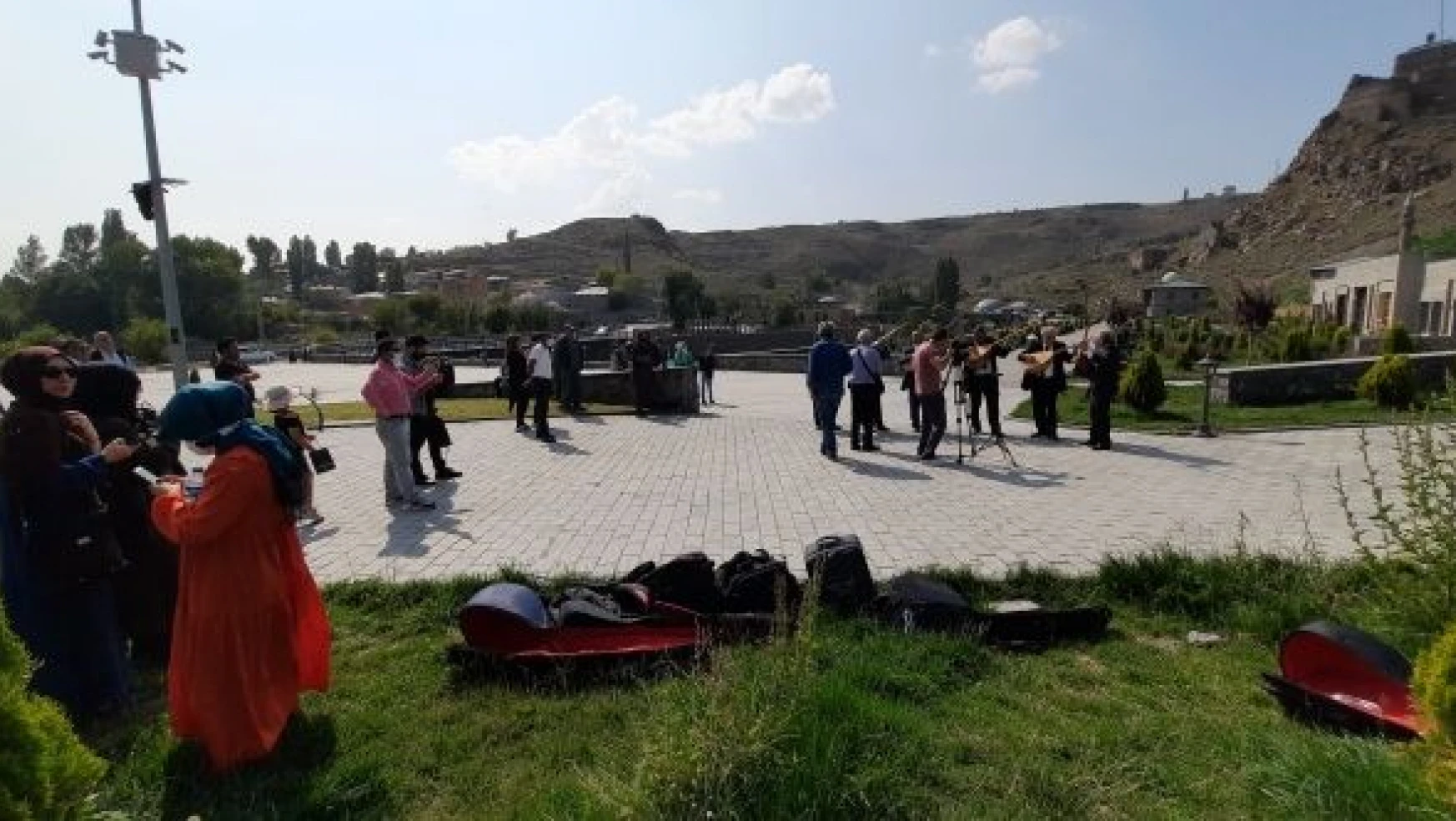 Kars'ta turistler türkülerle karşılandı