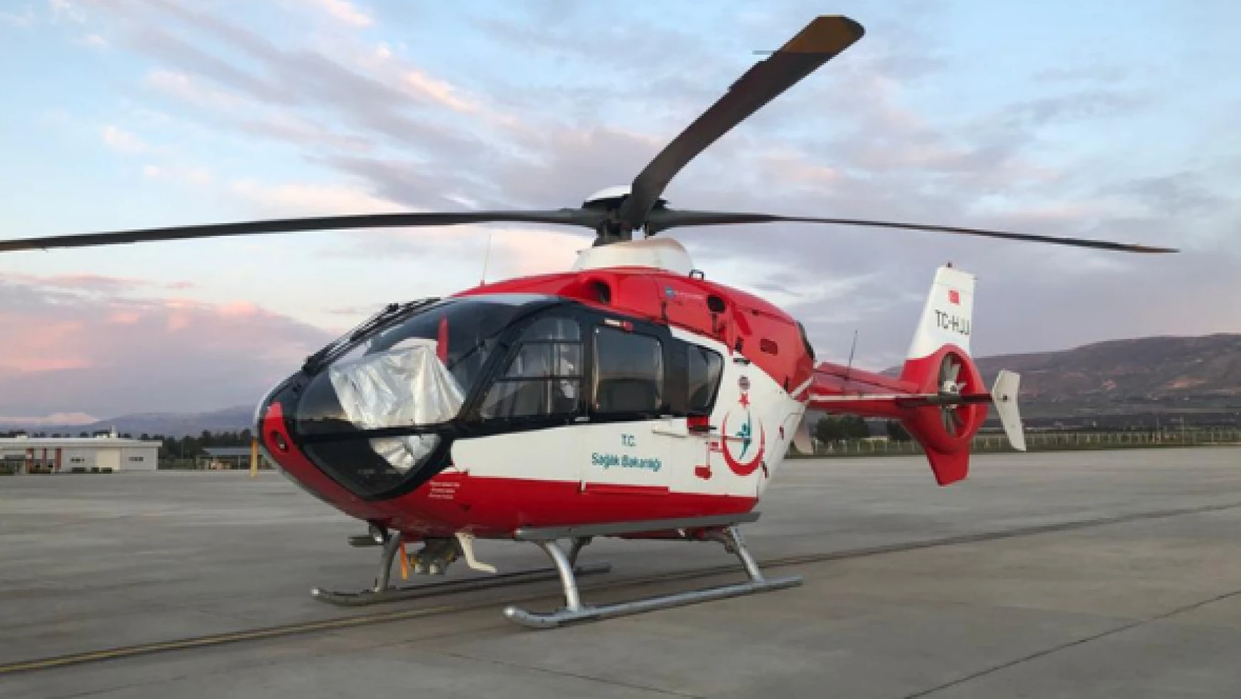 Malatya'da ambulans helikopter karayoluna indi