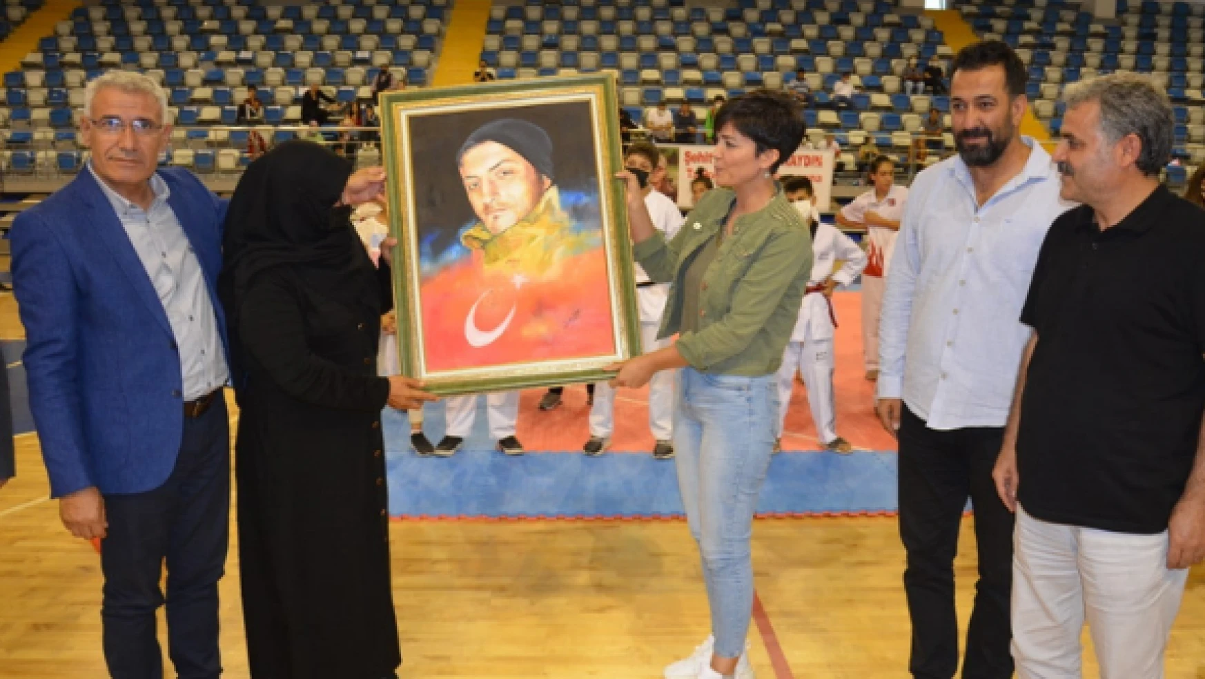 Malatya'da düzenlenen şampiyonada şehit annesine duygulandıran hediye