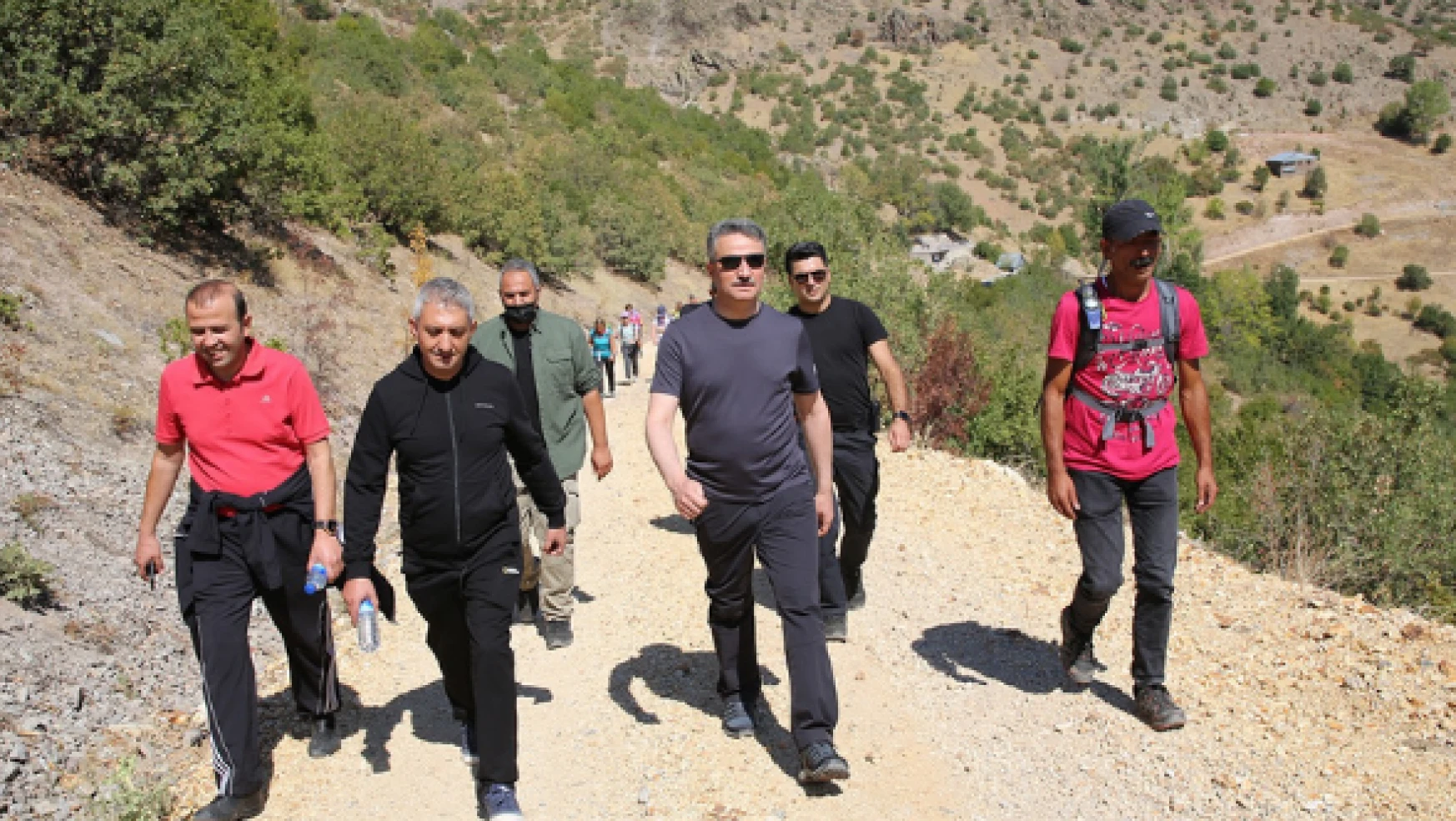 Malatya Valisi Aydın Baruş turistlerin trekking turuna eşlik etti
