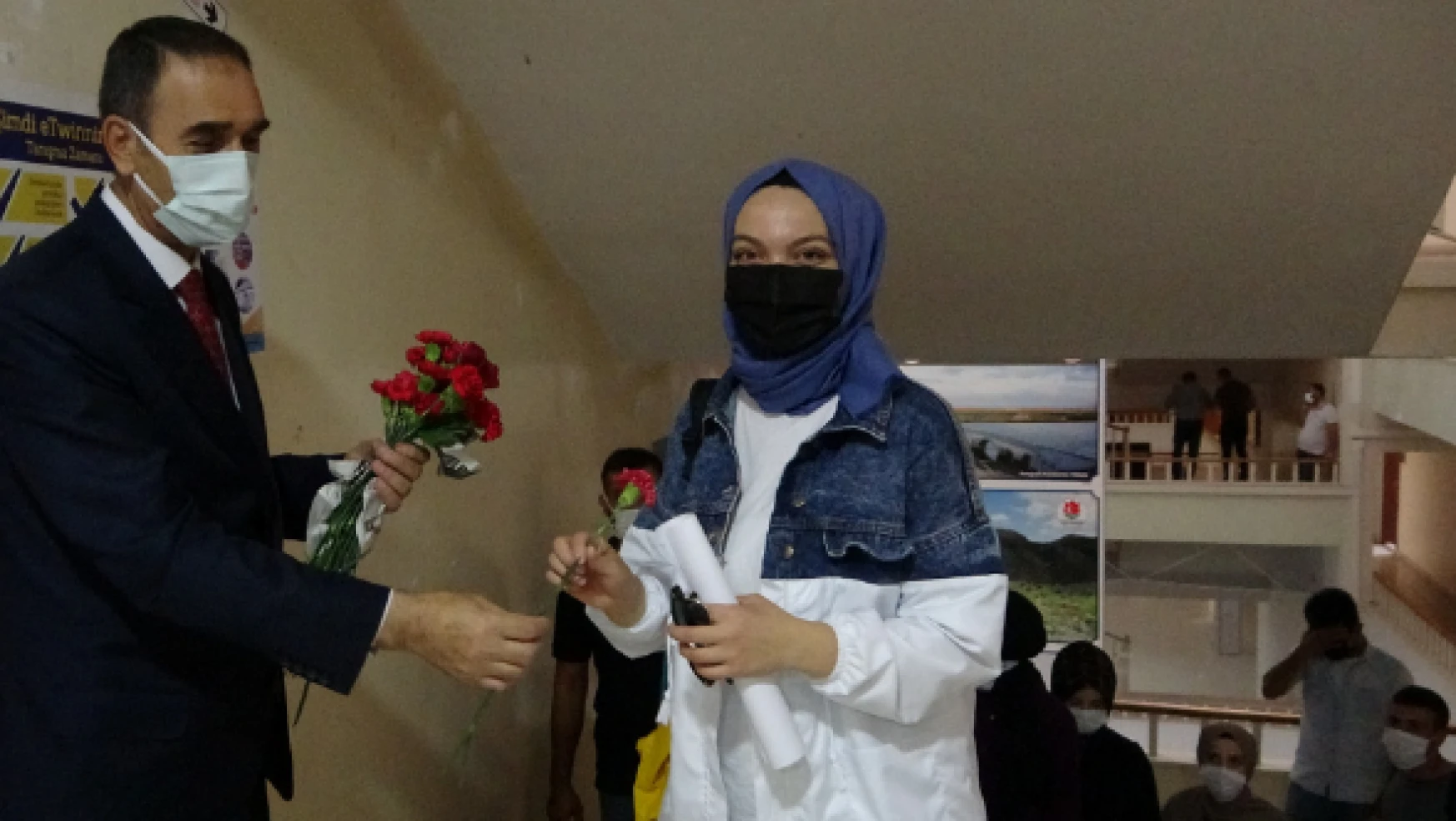 Muş'a atanan öğretmenler güllerle karşılandı