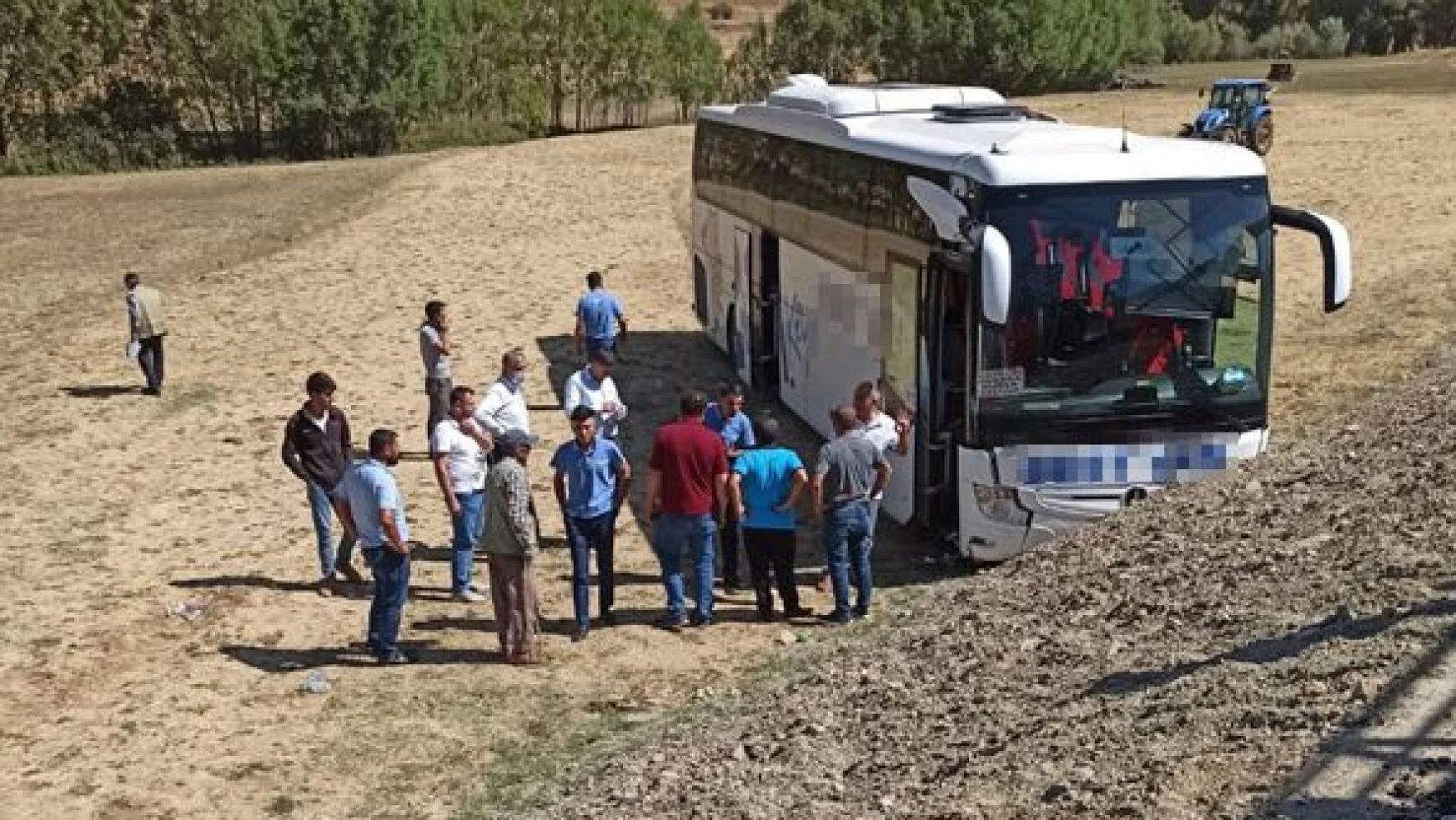 Tatvan'da yolcu otobüsü şarampole yuvarlandı