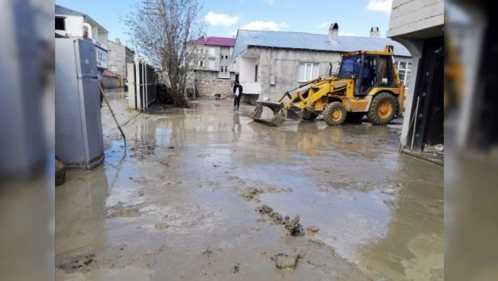 Van Büyükşehir Belediyesi, su taşkınlarından etkilenen vatandaşların yanında