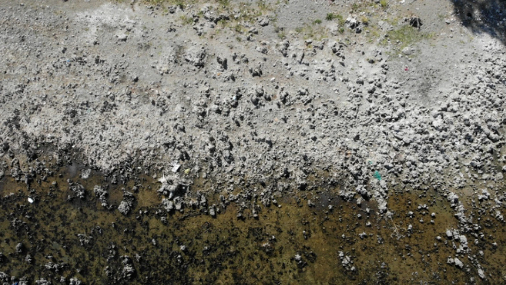 Van Gölü'nde sular çekildi, mikrobiyalitler ortaya çıktı