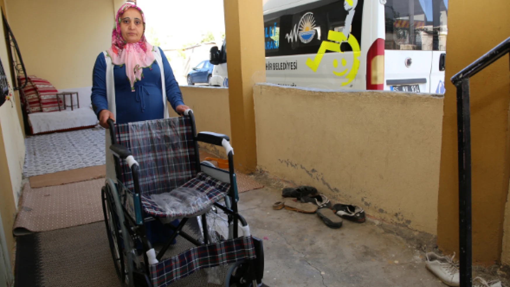 Vanlı engelli vatandaşlar tekerlekli sandalyeye kavuştu
