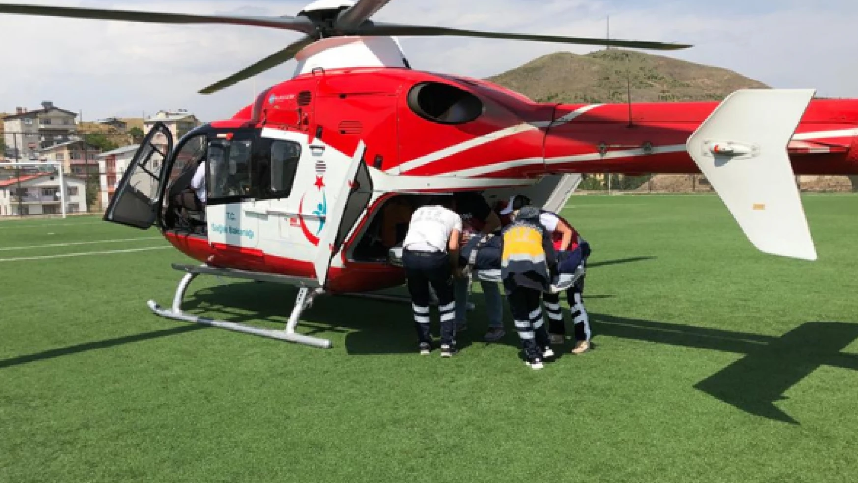 Yaşlı kadının imdadına ambulans helikopter yetişti