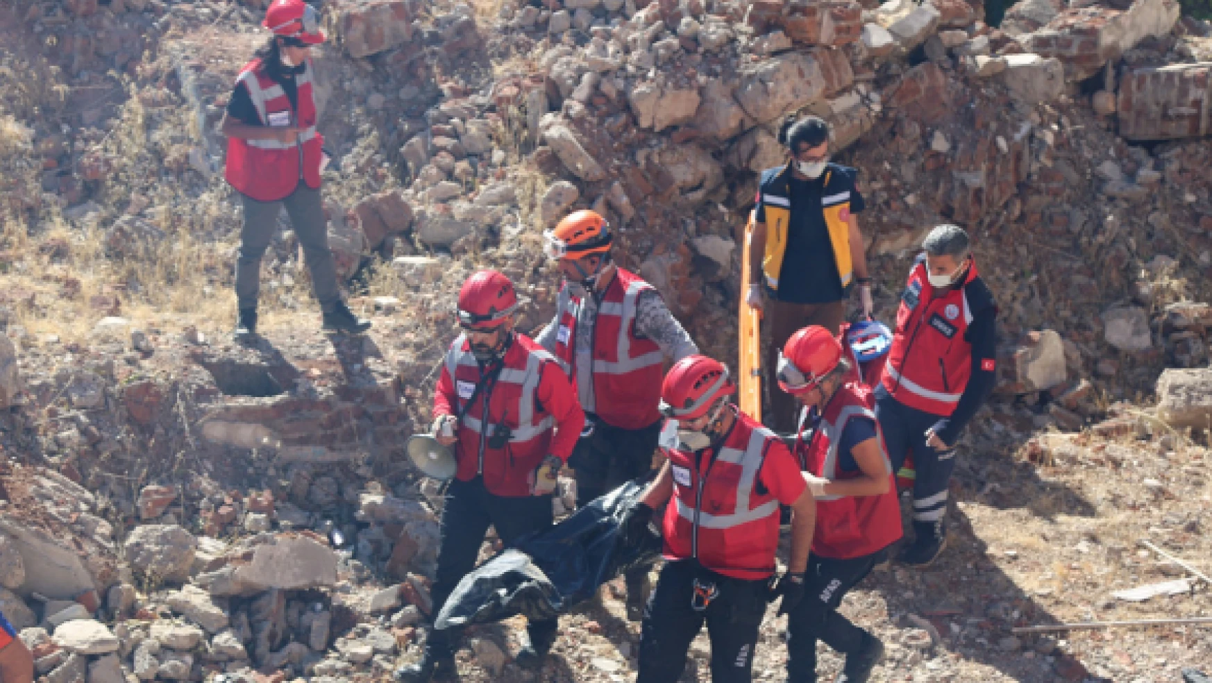 AFAD ekipleri ve gönüllüler deprem tatbikatı yapıyor