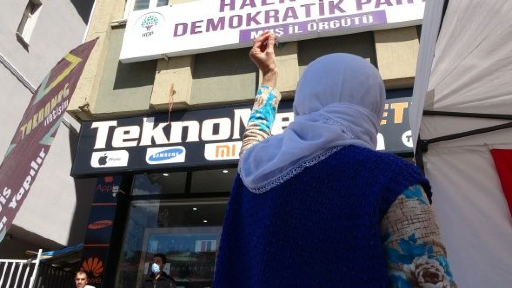 Annelerin HDP önündeki evlat nöbeti sürüyor