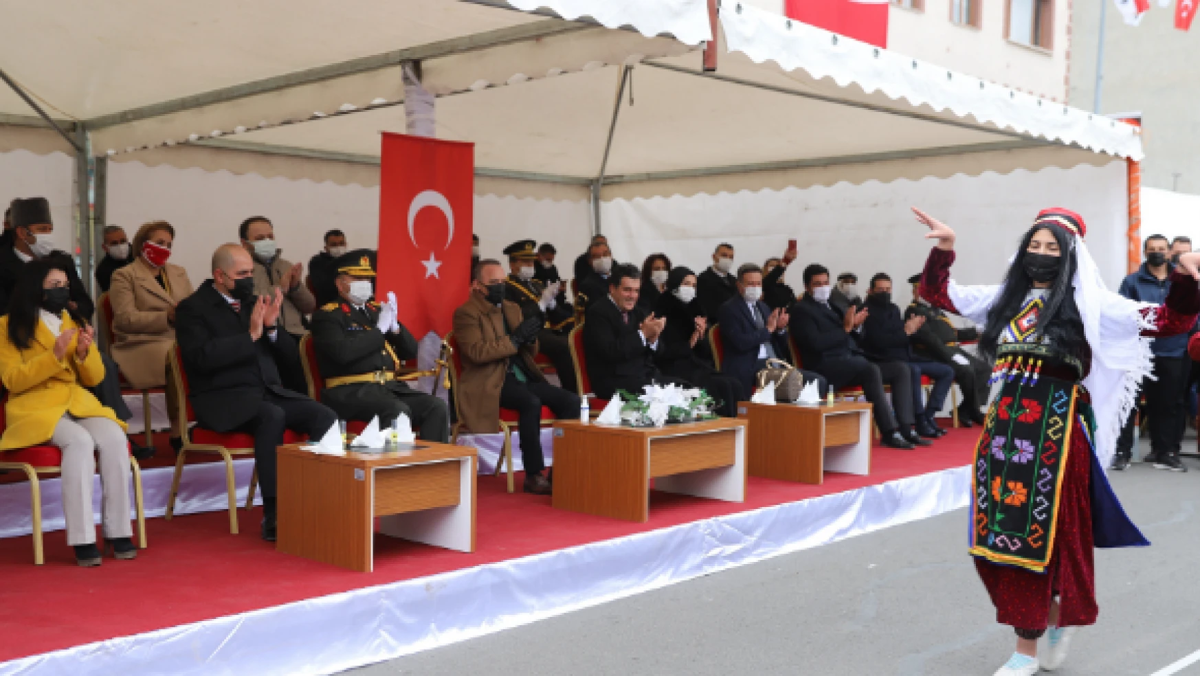 Ardahan'da halk oyunlarıyla Cumhuriyet coşkusu yaşandı