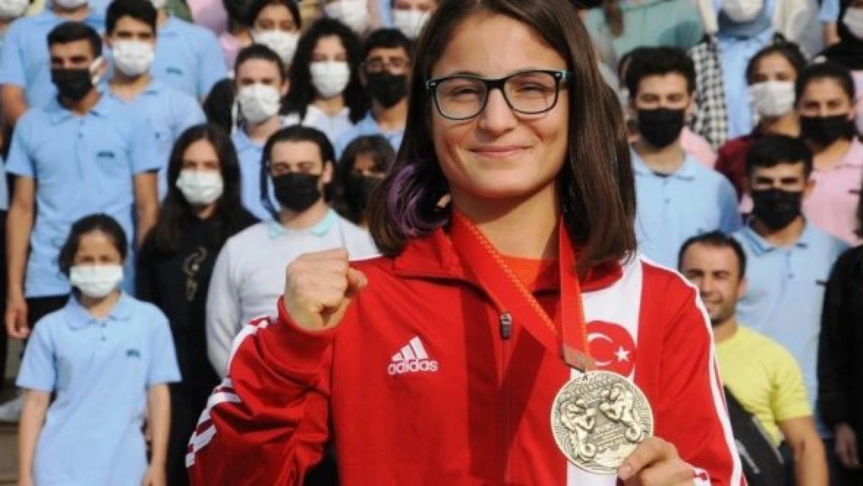 Lise öğrencisi Avrupa Boks Şampiyonası'nda 3'üncü oldu