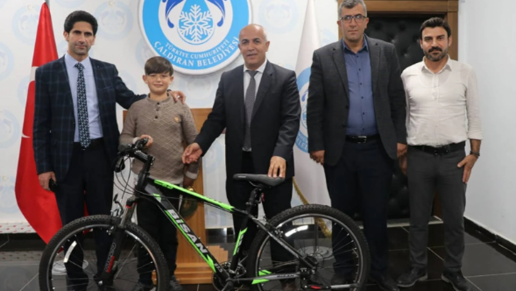 Başkan dereceye giren öğrenciye bisiklet hediye etti