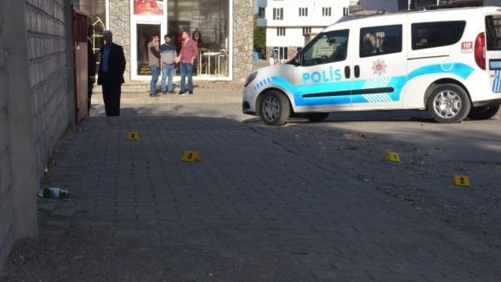 Bingöl'de bir aile markete giderken silahlı saldırıya uğradı