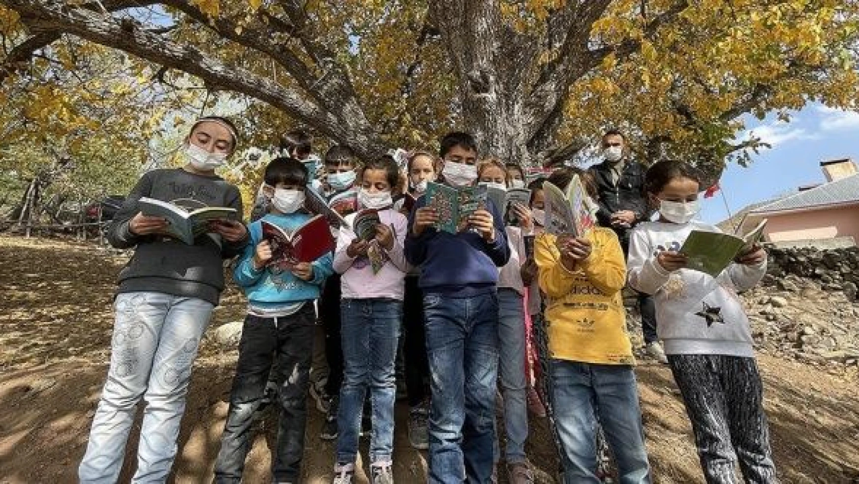 Binlerce köy çocuğu kitapla buluştu