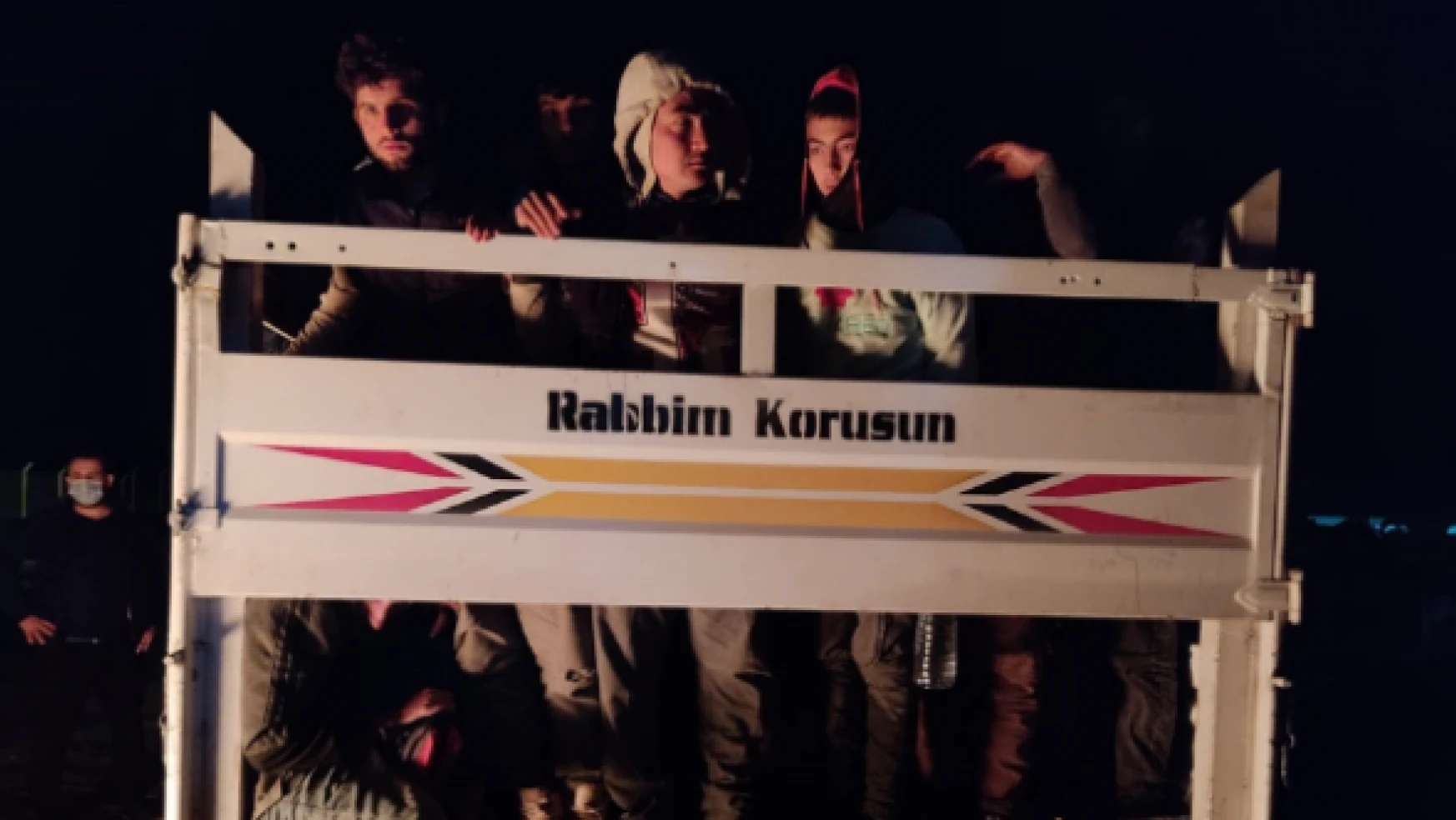 Bitlis'te göçmen kaçakçılarına eş zamanlı operasyon