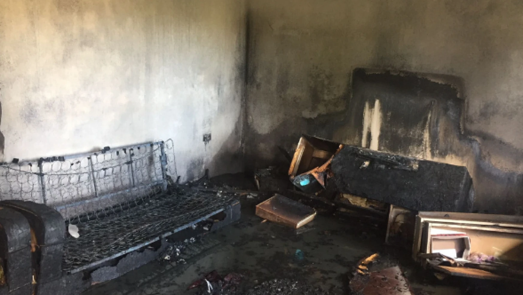 Edremit'te çıkan yangın bir evi küle döndürdü