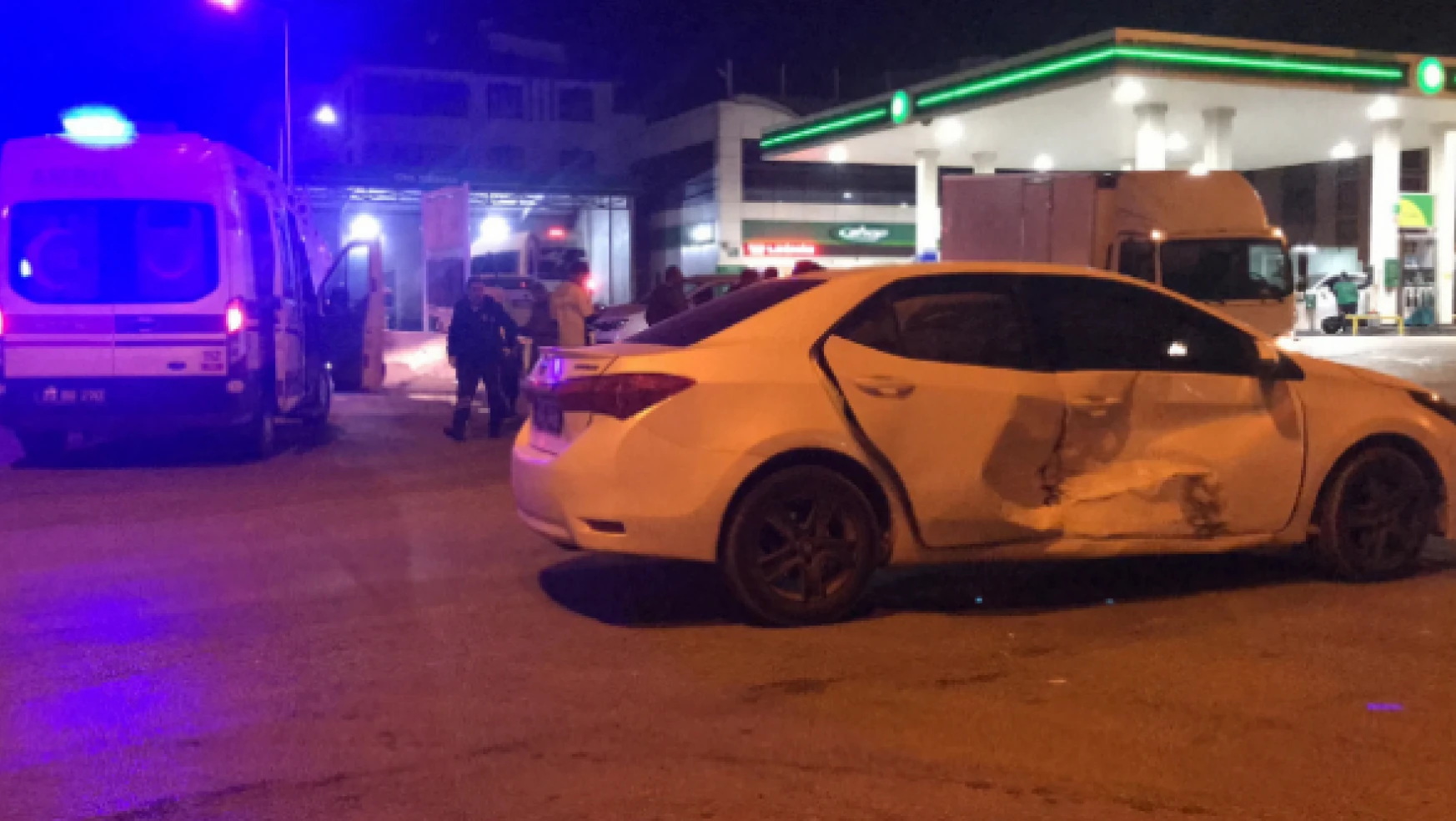 Elazığ'da iki otomobil birbirine girdi: 2 yaralı