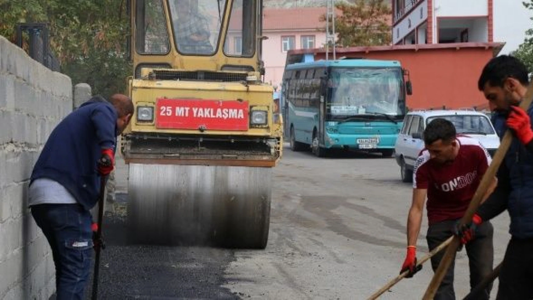 Erzincan'da asfalt yama çalışmaları devam ediyor