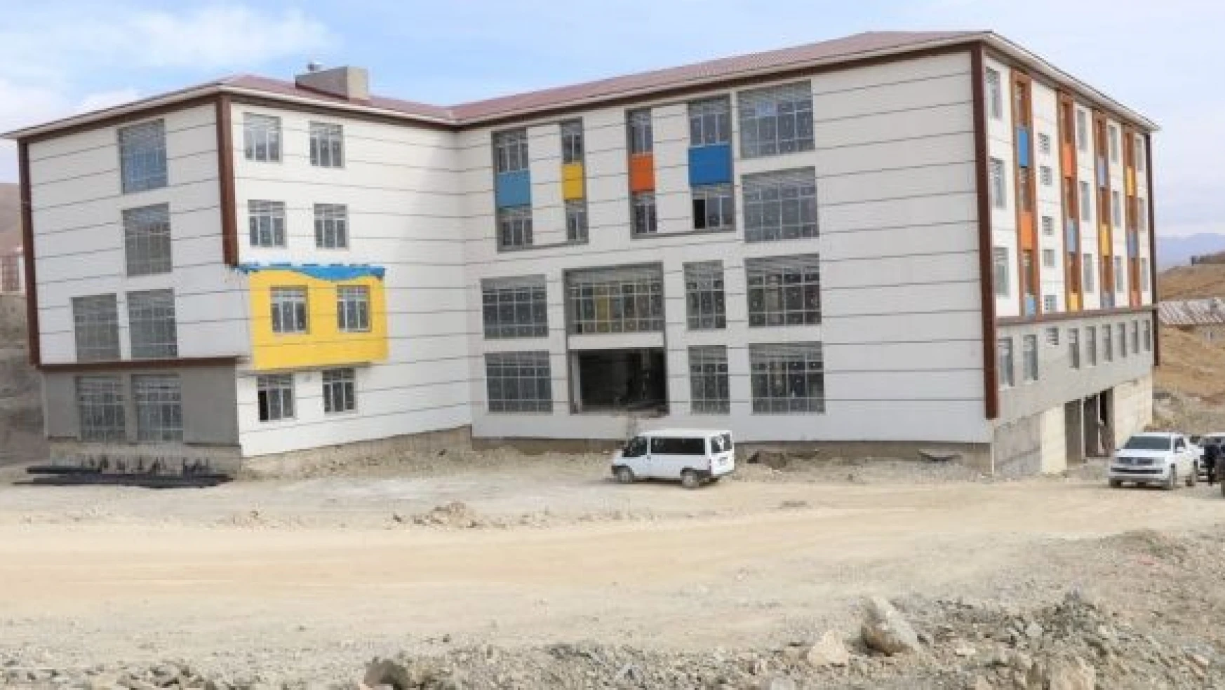Hakkari'deki okul inşaatları hızla tamamlanıyor