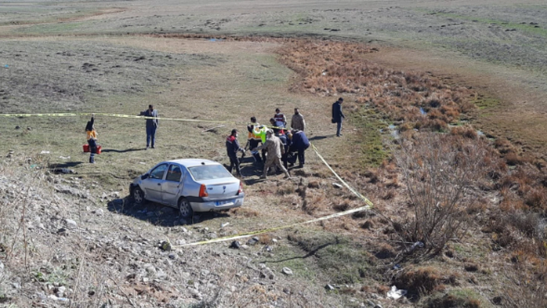 Kars'ta otomobil şarampole yuvarlandı: 1 ölü 1 yaralı