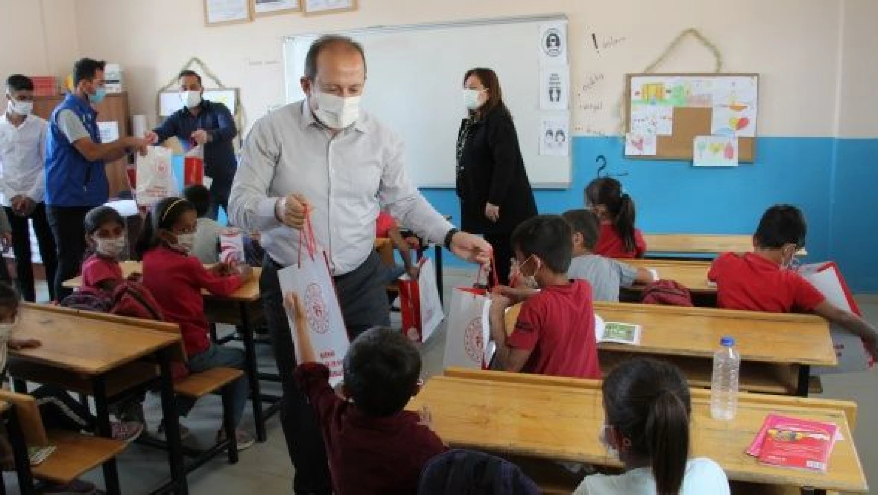 Şırnak'ta çocuklara 10 bin kitap dağıtıldı