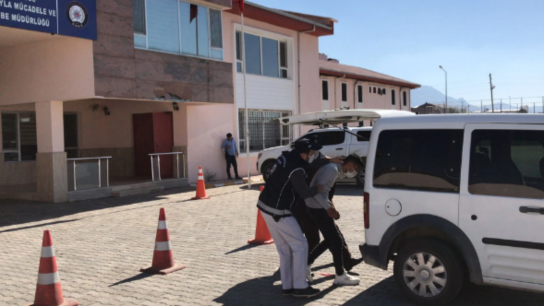 Van'da 24 insan kaçakçısı yakalandı