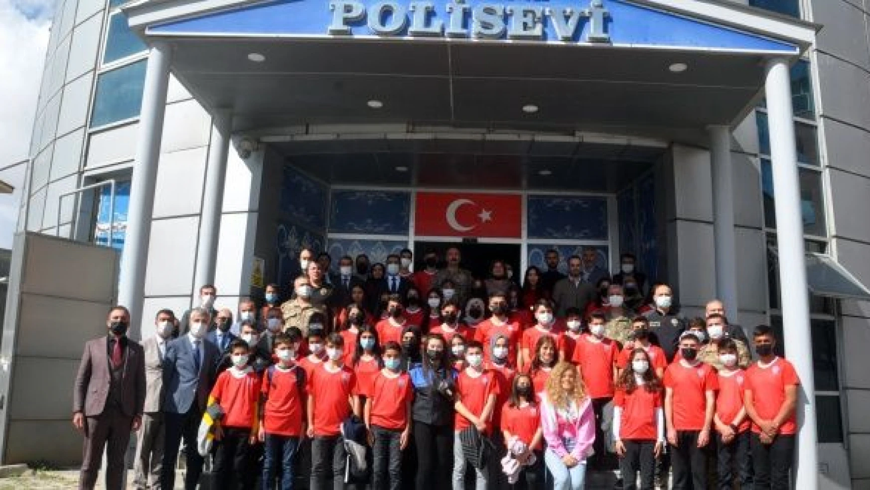 Yüksekova Emniyet Müdürlüğü 40 öğrenciyi Ankara'ya gönderdi