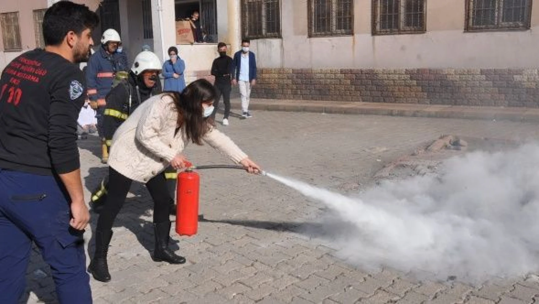 Yüksekova okullarında yangın tatbikatı devam ediyor