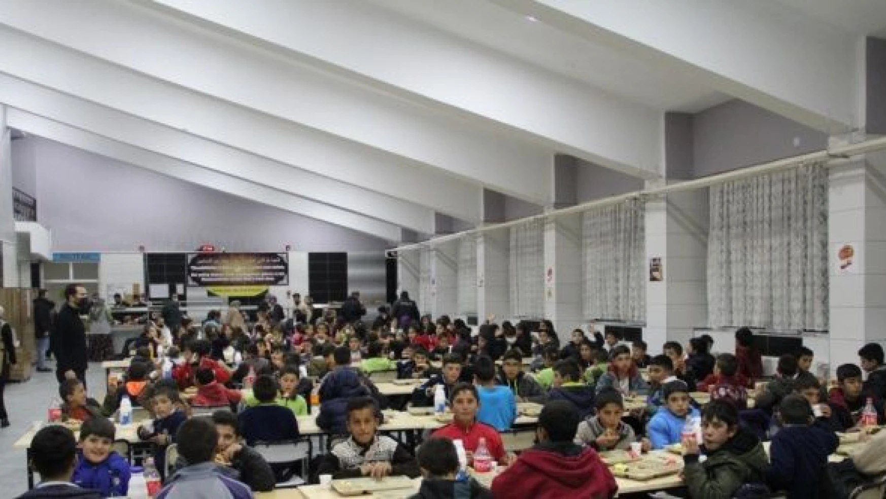 Hamur Kaymakamı Türker 410 öğrencinin pizza hayalini gerçekleştirdi
